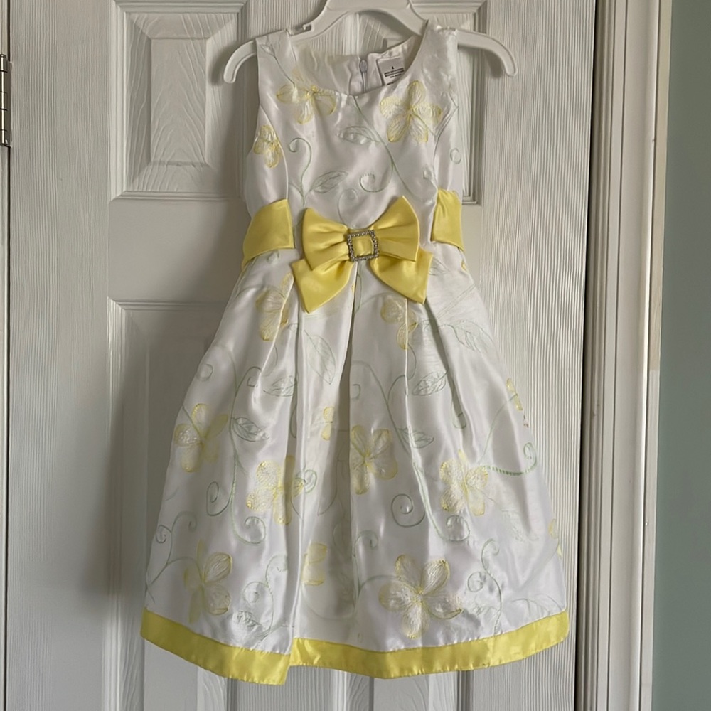 Beautiful floral embroidered spring dress!